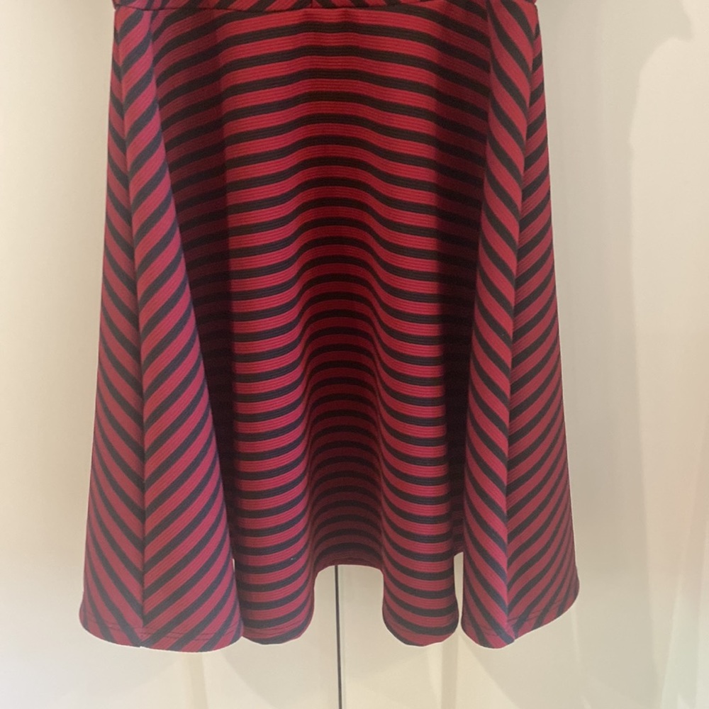 Ava & Yelly Dress - black and maroon dress with ruffle sleeve detail - size 10 - Picture 3 of 6